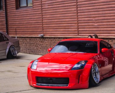 Sochi. Yaz 2018. Festivaller topraklı olay. Hava süspansiyon, spor araba, yeni cilalı tekerlekler, duruş, otel Park yerinde sergi ayarlama.