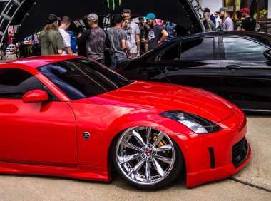 Sochi. Yaz 2018. Festivaller topraklı olay. Hava süspansiyon, spor araba, yeni cilalı tekerlekler, duruş, otel Park yerinde sergi ayarlama.