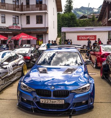 Sochi. Yaz 2018. Festivaller topraklı olay. Hava süspansiyon, spor araba, yeni cilalı tekerlekler, duruş, otel Park yerinde sergi ayarlama.