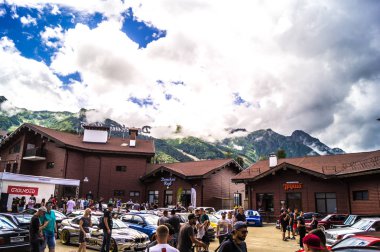 Sochi. Yaz 2018. Festivaller topraklı olay. Hava süspansiyon, spor araba, yeni cilalı tekerlekler, duruş, otel Park yerinde sergi ayarlama.