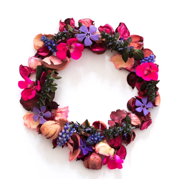 çiçekler ve yaprakları beyaz bir arka plan üzerine serilmiş. Tebrik kartları ve düğün davetiyeleri için bir tasarım öğesi olarak kullanılabilir.