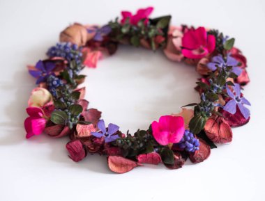 çiçekler ve yaprakları beyaz bir arka plan üzerine serilmiş. Tebrik kartları ve düğün davetiyeleri için bir tasarım öğesi olarak kullanılabilir.