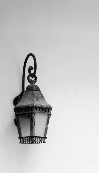 Alte Lampe Vor Einer Weißen Wand Auf Diesem Foto Aus — Stockfoto