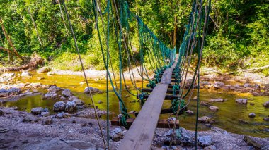 Asma köprü ve halatlar ile