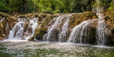 Kırsal nehir şelaleler