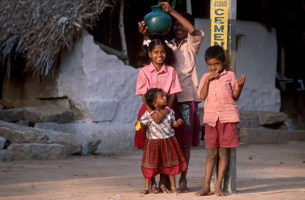 Hampi Kartanaka Índia Por Volta Junho 2002 Retrato Crianças Posando — Fotografia de Stock
