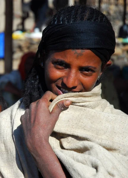 Woreta, Amhara, Etiyopya, 8th Aralık 2007: Etiyopya kadın gülümsüyor sokak pazarında