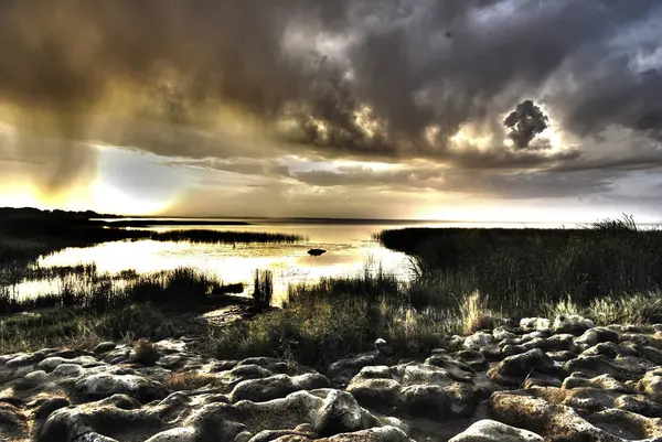 Langano Lake, Etiyopya yukarıda yağmurlu bulutlar 