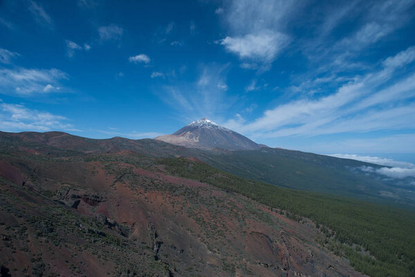 Панорамный вид на Тейде с лесом на переднем плане
