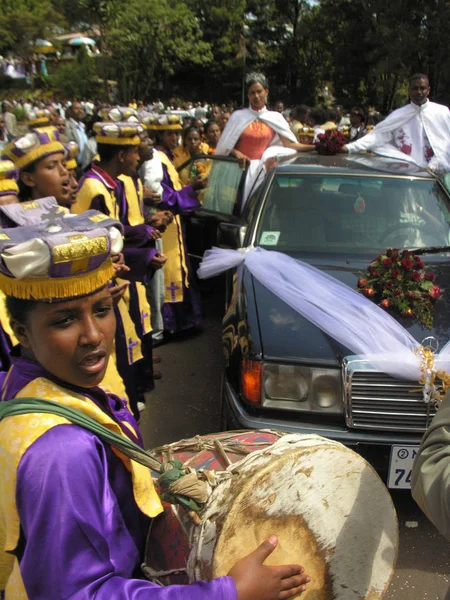 Addis Ababa, Etiyopya, Ocak ayı 14th 2007: Düğün kutlama, dini koro öven şarkılar söylüyor