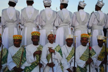 Addis Ababa 19 Ocak 2008: Etiyopya İsa'nın doğuşu sırasında aksi takdirde dinlenme koroda şarkı söyleyenlerle beraber Timkat, kutlamalar biliyorum. Bu günde, kalabalık kapalı yinelemeler kafalarının üzerinde taşıyan farklı kilise gelen rahipler ile birlikte montajı 