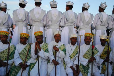 Addis Ababa 19 Ocak 2008: Etiyopya İsa'nın doğuşu sırasında aksi takdirde dinlenme koroda şarkı söyleyenlerle beraber Timkat, kutlamalar biliyorum. Bu günde, kalabalık kapalı yinelemeler kafalarının üzerinde taşıyan farklı kilise gelen rahipler ile birlikte montajı 