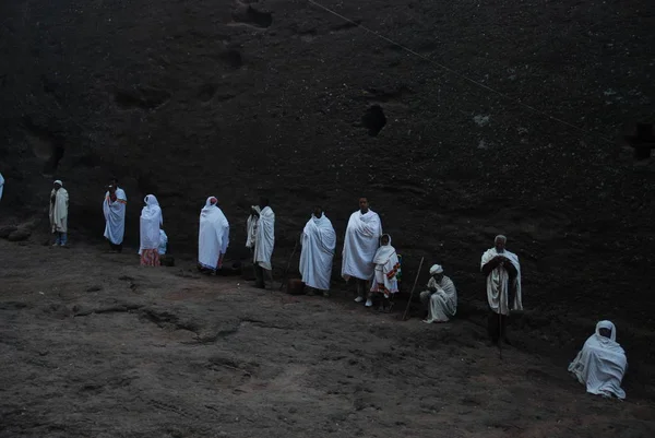 Lalibela, Etiyopya, 4 Şubat 2007: Grup hacı katılmak oyulan kaya kilise dışında dini tören