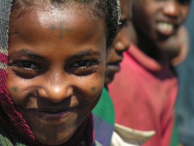 Amhara, Etiyopya, 11 Aralık 2006: kırsal kız kameraya gülümseyen