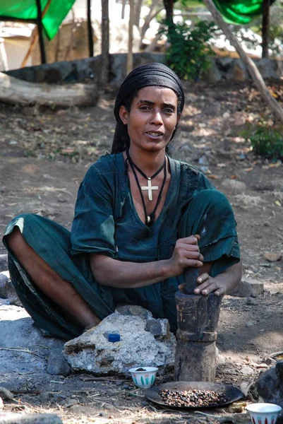 Woreta Ethiopia 26Th December 2006 Woman Rural Community Grinding Coffe — Stock Photo, Image