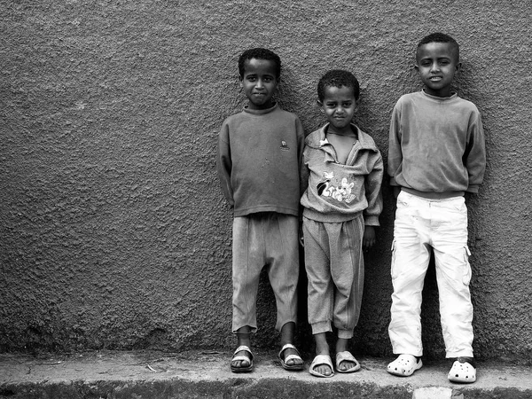 Gondar, Etiyopya, 8 Ekim 2008: kamera için poz çocuklar
