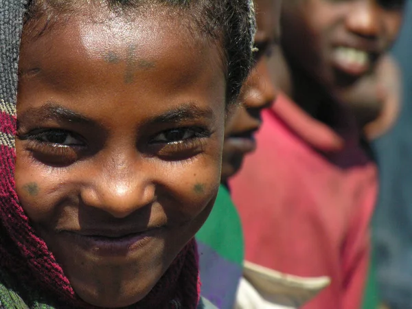 Amhara, Etiyopya, 11 Aralık 2006: kırsal kız kameraya gülümseyen