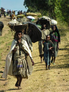 Amhara, Etiyopya, 9 Aralık 2006: kırsal piyasa doğru yola başlarına mal taşıyan köylüler