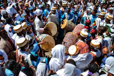 Addis Ababa, Etiyopya, 19 Ocak 2007: Etiyopya Epiphany, aksi takdirde Timkat, kutlamalar biliyorum. Genç koro şarkı dua ile davul