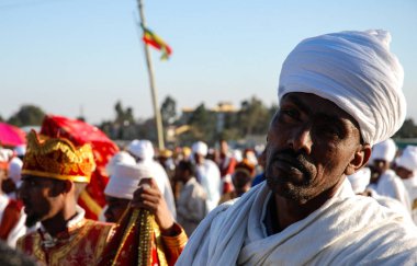 Addis Ababa, 18 Ocak 2007: Priest beyaz cüppeli Epiphany kutlamalar sırasında dinlenme