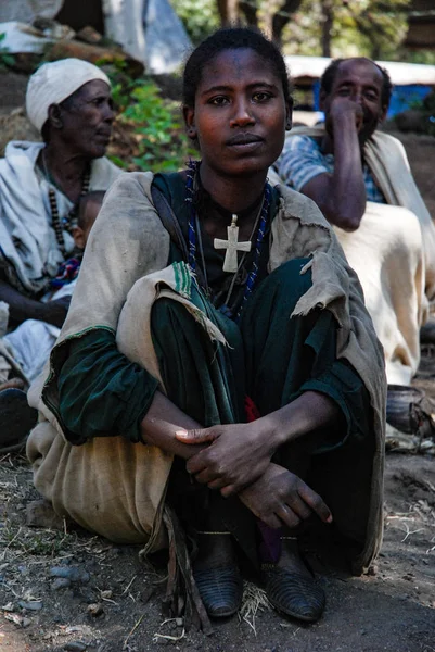 Addis Zemen, Etiyopya, 26 Aralık 2006: kadın kamera için poz kırsal bir topluluktan