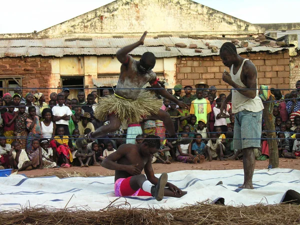 Pweto, Katanga, Drc, 20 Mayıs 2006: kalabalığın önünde kavga evreleme güreşçiler