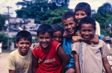 Florencia, Caqueta, Kolombiya, yaklaşık Haziran 2003: kameraya gülümseyen genç erkek grup