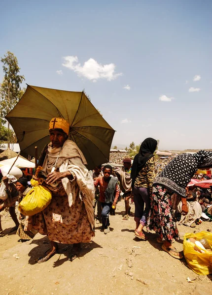 Lalibela Αιθιοπία 13Η Ιούνιος Του 2009 Γυναίκα Επιστρέφοντας Από Την — Φωτογραφία Αρχείου