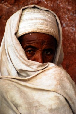 Lalibela, Etiyopya, 14 Haziran 2009: yaşlı kadın kesme kaya kilise dışında portresi