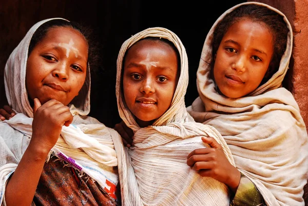 Lalibela Etiópia Junho 2009 Grupo Meninas Posando Fora Igreja Pedra — Fotografia de Stock