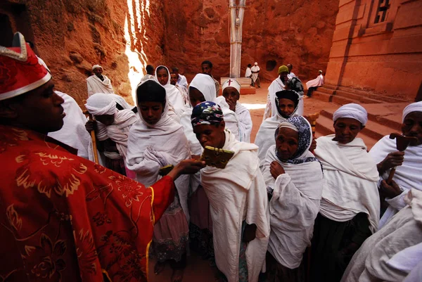 Lalibela Αιθιοπία Ιουνίου 2009 Προσκυνητές Φιλώντας Σταυρό Έξω Από Εκκλησία — Φωτογραφία Αρχείου