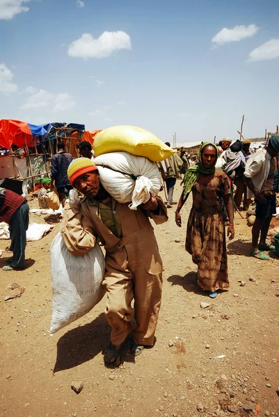 Lalibela Αιθιοπία 13Η Ιούνιος Του 2009 Γέρος Που Μεταφέρουν Βαρύ — Φωτογραφία Αρχείου
