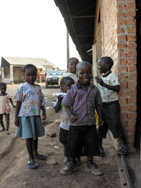 Lubumbashi, Demokratik Kongo Cumhuriyeti, yaklaşık Mayıs 2006: Eski bir fabrikanın bahçesinde poz veren bir grup çocuk. Şehrin sanayi bölgesinde, şu anda insanların yaşadığı ve çalıştığı birkaç eski fabrika var.