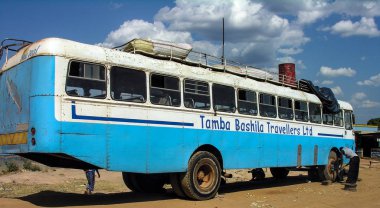 Yakın: Chengi, Zambiya, 11 Haziran 2005: erkekler, yedek lastik değiştirme Seyahat otobüs