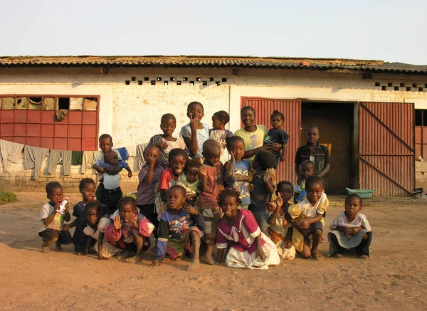2006年5月 刚果民主共和国卢本巴希 一群儿童和妇女在一个废弃的工厂的院子里摆姿势拍照 — 图库照片