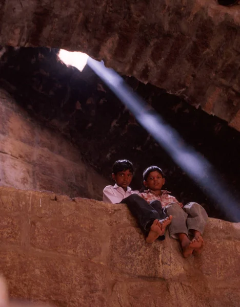 Hyderabad, Hindistan, Temmuz 2002 yaklaşık: iki çocuk gitmek içinde poz