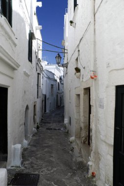 Ostuni, Puglia, Italya: eski kasabada Alley