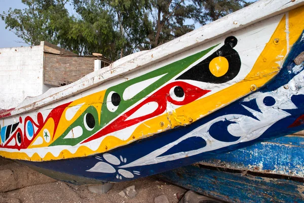 Mbour, Senegal: Detail of colourful fishing boats stranded in th — Stock Photo, Image