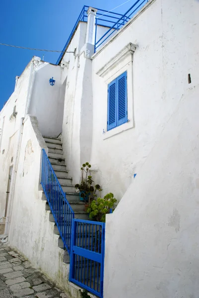 Ostuni sokaklarında rahat köşe, Puglia, Italya