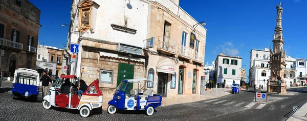 Saint oronzo, Ostuni heykeli tarafından scooterın panoramik görünümü