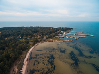Harbour küçük gemiler için hem özel hem de balıkçılık tekne Baltık Denizi'ndeki Estonya sahil en iyi havadan görünümü
