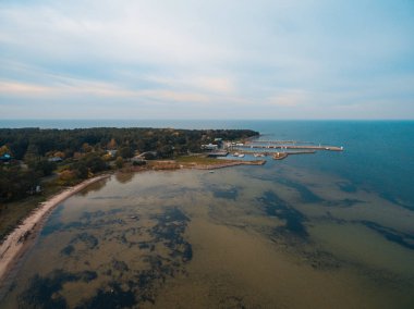 Harbour küçük gemiler için hem özel hem de balıkçılık tekne Baltık Denizi'ndeki Estonya sahil en iyi havadan görünümü