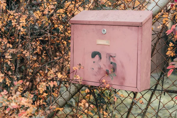 Стара Поштова Скринька Номером Старому Металевому Паркані Віддаленому Селі — стокове фото
