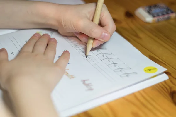 Una Niña Seis Años Está Practicando Escritura Cuaderno Debajo Una — Foto de Stock