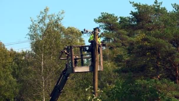 Elektrické Pracovníka Bezpečnosti Overal Čepice Opraví Problém Vedení Lese Bouře — Stock video