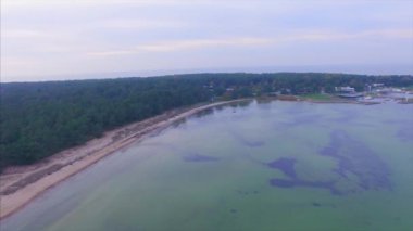 En iyi hava görünümünü. Yeşil çam ağaçları, Estonya, Harjumaa bir fon ile bulutlu bir sonbahar gününde Baltık Denizi kıyısında Lohusalu Bay