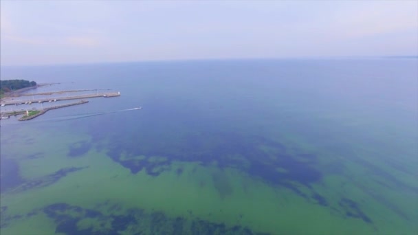 Widok Góry Antenowe Łodzią Motorową Pozostawiając Mały Port Nad Zatoką — Wideo stockowe