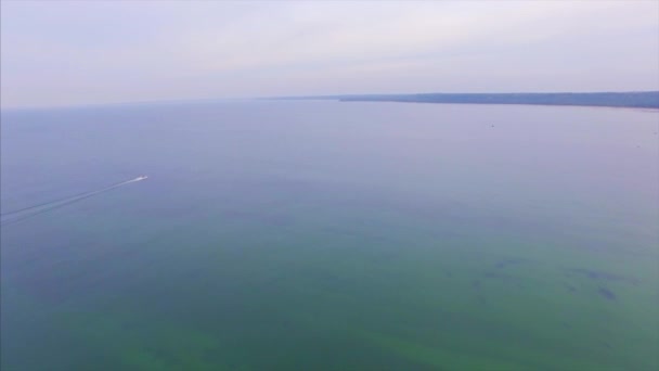 空中の平面図です スピード ボートで曇った秋の日にバルト海の海岸の Lohusalu 湾の小さな港を離れます エストニア ハリュ — ストック動画