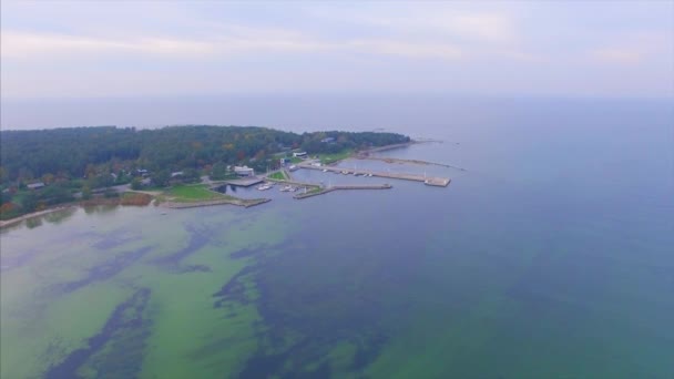 Widok Góry Antenowe Port Lohusalu Bay Wybrzeżu Morza Bałtyckiego Pochmurny — Wideo stockowe