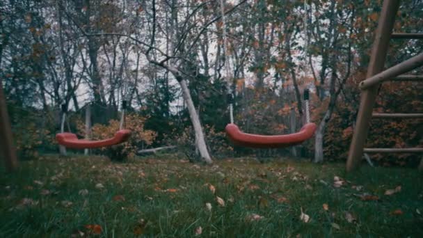 Kinderen Rood Schommels Eenzaam Swingen Wind Een Bewolkte Herfstdag Een — Stockvideo